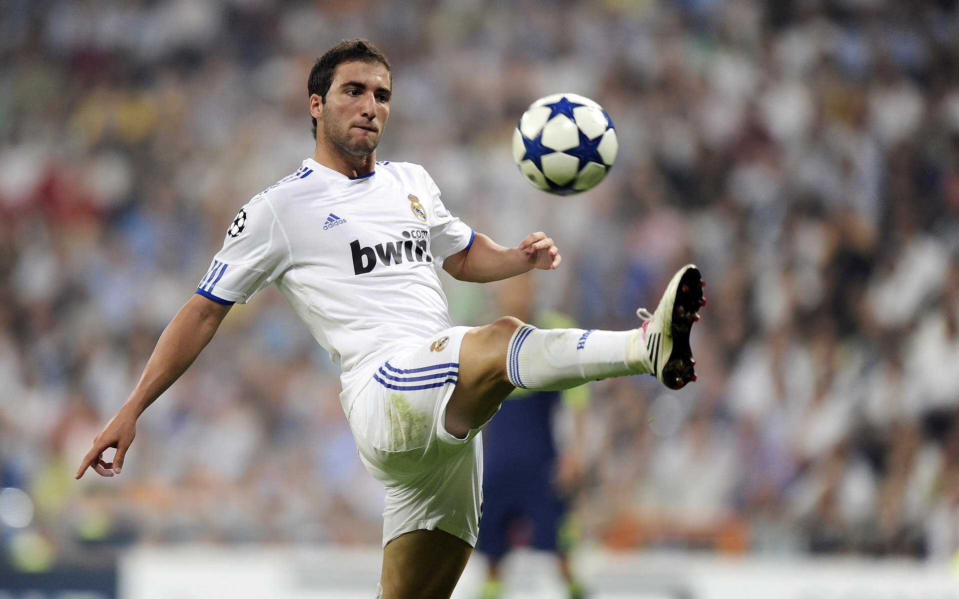 开云体育登录-F1街道赛焦点战，塞维利亚火力全开，碾压巴拉基亚登顶，城市赛道再掀狂澜